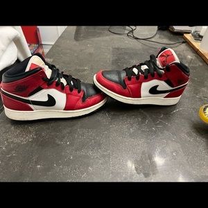 Boys' 1 Mid 'Chicago Black Toe' Sneakers